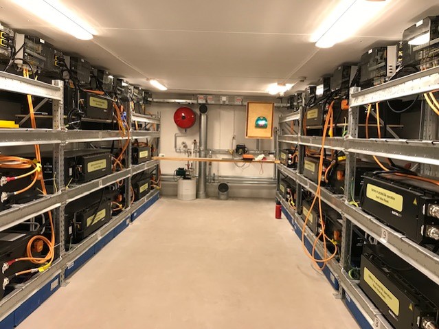 Batterirummet där 14 begagnade bussbatterier lagrar solenergi