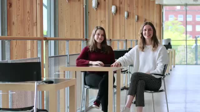 Bild på Elisabeth Langer och Lisa LaughsFoto: V/A Syd