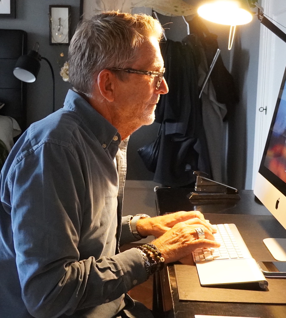 Bilden visar Dick Malmlund vid datorn.