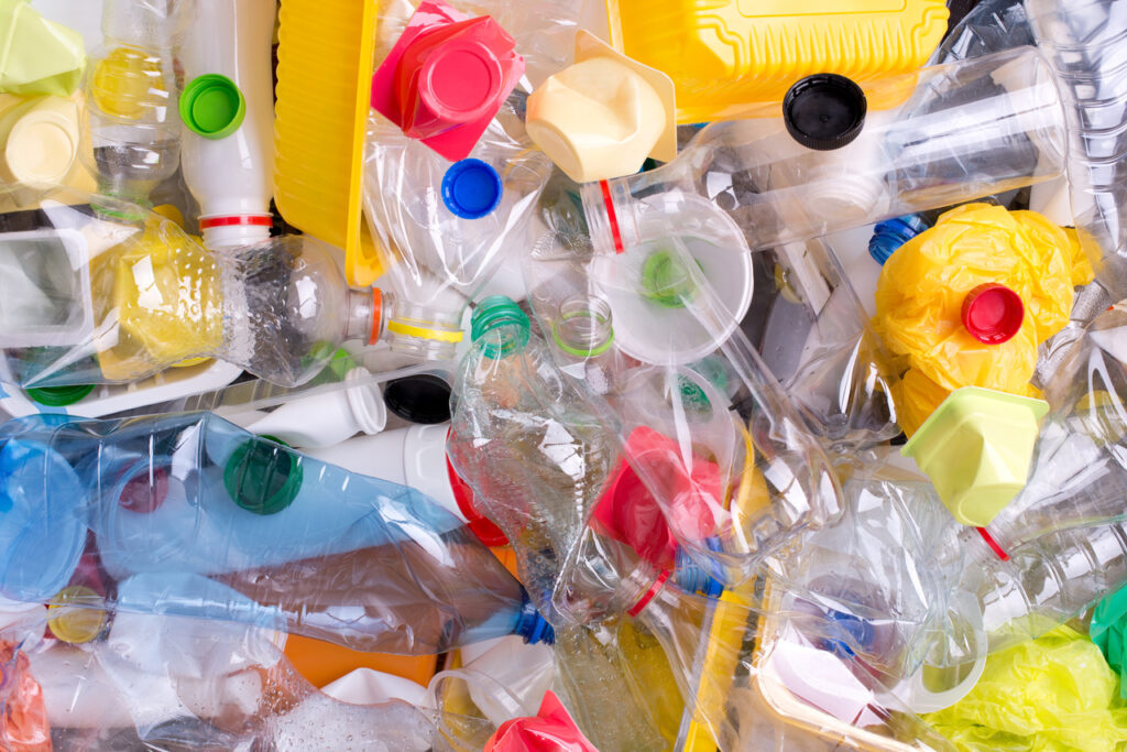 Plastskräp avger mycket koldioxid när det eldas upp.