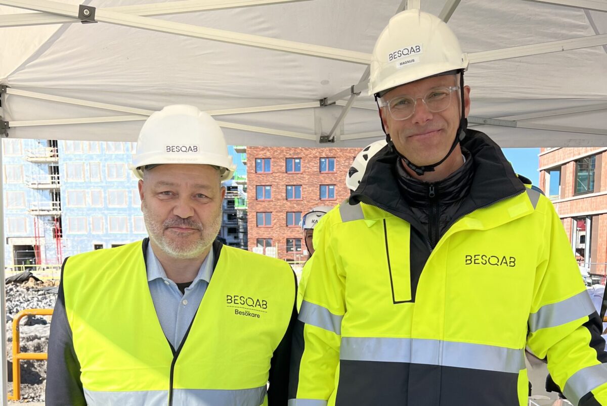 Besqabs vd Magnus Andersson tog ett första spadtag tillsamman­s med Anders Göransson, ordförande i Södermalms stadsdelsnämnd och ledamot i Exploateringsnämnden i Stockholms stad.