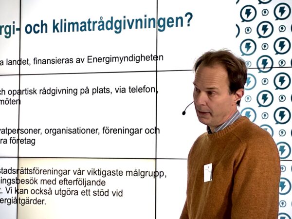 Hans Nordstrand, energirådgivare vid Stockholms stad, pratade om hur brf:er kan spara energi vid Borätt forums energikväll.