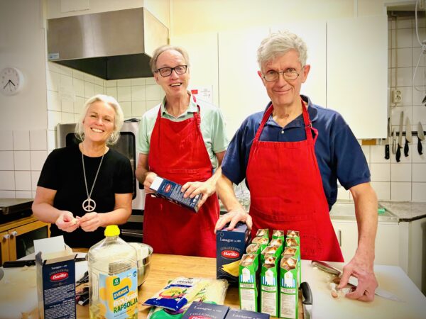Åke Sandberg, Madeleine Juniwik och Jan Bertoft står för maten den här kvällen i kollektivhuset. 
